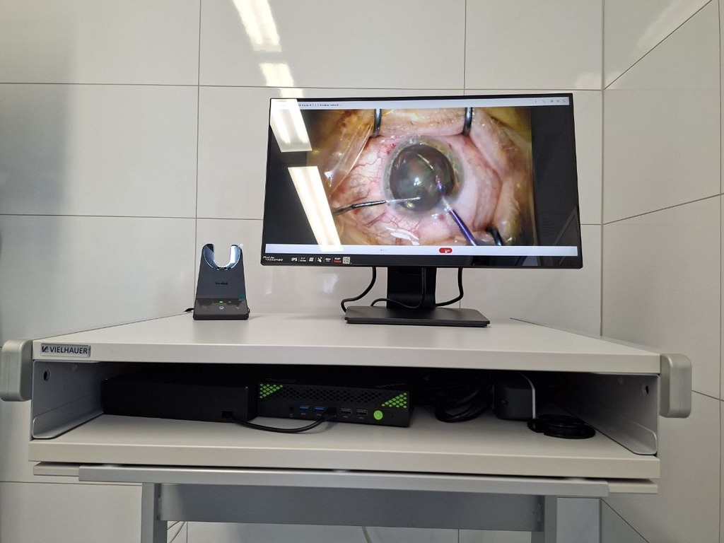 medHub Edge Mini-PC im OP-Wagen mit Live-Monitor