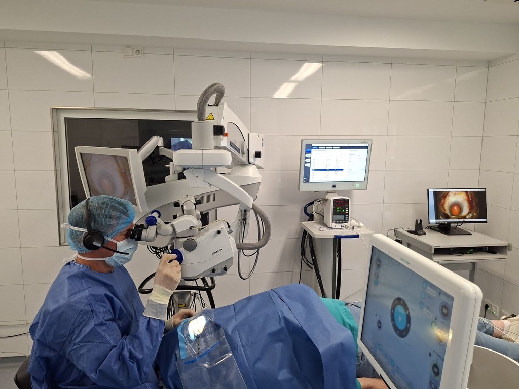Chirurg während einer Augen-OP mit medHub Headset